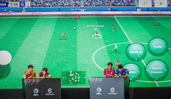Pemain-pemain pasukan Liga Super mencuba permainan e-football pada majlis kerjasama MFL dan Konami./foto BERNAMA