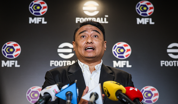 Ketua Pegawai Eksekutif Liga Bolasepak Malaysia (MFL), Mohd Shazli Shaik Mohd menjawab pertanyaan media selepas majlis kerjasama MFL dan Konami./foto BERNAMA