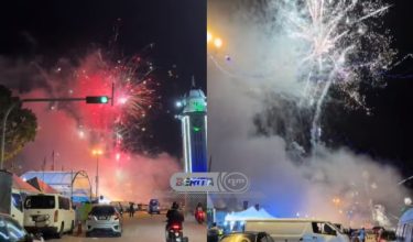 Mercun dan bunga api meletup di Dataran Jam Besar di Sungai Petani awal pagi tadi/Syot Layar video tular