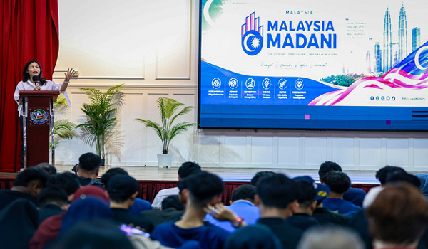 Timbalan Menteri Komunikasi Teo Nie Ching berucap ketika menghadiri Bengkel Pendidikan Pencipta Kandungan TikTok Shop di Sekolah Menengah Kebangsaan Senai/BERNAMA