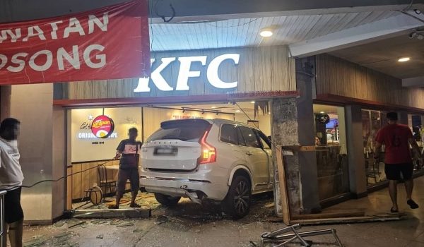 Sebuah MPV berwarna perak yang telah terbabas dan melanggar premis terbabit malam tadi/Foto Bomba
