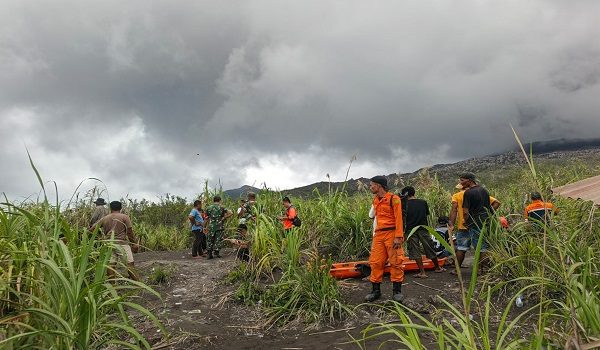A handout picture taken and released on May 8, 2026 by Indonesia's National Search and Rescue Agency (BASARNAS) shows rescue workers standing by after the volcanic eruption of Mount Dukono in North Halmahera, North Maluku. Three hikers died in an eruption on May 8 of Indonesia's Mount Dukono volcano where they found themselves in a no-go zone, officials said. (Photo by Handout / National Search and Rescue Agency (BASARNAS) / AFP) / -----EDITORS NOTE --- RESTRICTED TO EDITORIAL USE - MANDATORY CREDIT "AFP PHOTO / Indonesia's National Search and Rescue Agency (BASARNAS) " - NO MARKETING - NO ADVERTISING CAMPAIGNS - DISTRIBUTED AS A SERVICE TO CLIENTS