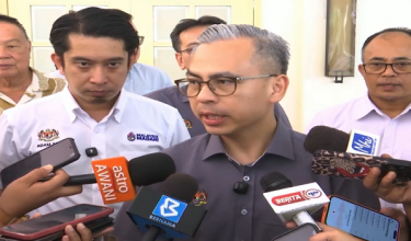 Menteri Komunikasi, Datuk Fahmi Fadzil ditemui kepada pemberita selepas menghadiri Majlis Sumbangan Prasarana Sekolah dan Anugerah Pelajar Cemerlang Parlimen Hang 
Tuah Jaya di Ayer Keroh/RTM