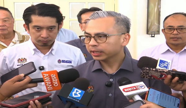 Menteri Komunikasi, Datuk Fahmi Fadzil ditemui kepada pemberita selepas menghadiri Majlis Sumbangan Prasarana Sekolah dan Anugerah Pelajar Cemerlang Parlimen Hang 
Tuah Jaya di Ayer Keroh/RTM