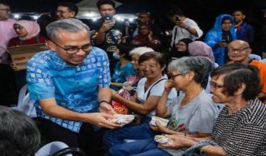Menteri Komunikasi, Datuk Fahmi Fadzil (kiri)/Foto Bernama