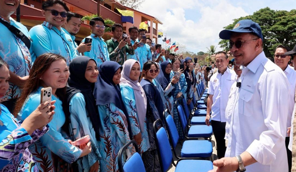 Perdana Menteri, Datuk Seri Anwar Ibrahim ketika membuat lawatan di SMK Banggi/Foto BERNAMA