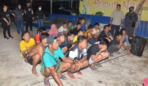 25 daripadanya yang terdiri daripada 21 lelaki dan empat perempuan warga Indonesia ditahan atas pelbagai kesalahan imigresen/Foto JIM Sarawak