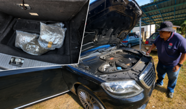Empat bungkusan plastik lutsinar di bahagian bonet belakang kereta ditemukan/Foto PGA