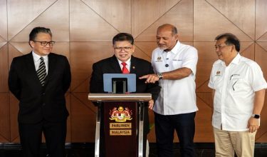 KUALA LUMPUR, 9 Jun -- Yang Dipertua Dewan Rakyat Tan Sri Johari Abdul (dua, kiri) menurunkan tandatangan sebagai simbolik penerimaan Projek Hansard Parlimen daripada Menteri Digital Gobind Singh Deo (dua, kanan) pada Majlis Penyerahan Projek Hansard Parlimen di Bangunan Parlimen hari ini.

--fotoBERNAMA (2026) HAK CIPTA TERPELIHARA