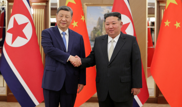 Presiden China Xi Jinping berjabat tangan dengan pemimpin Korea Utara Kim Jong Un sejurus tiba di Pyongyang pada Isnin, 8 Jun 2026, menandakan lawatan negara pertamanya ke Korea Utara dalam tempoh tujuh tahun.