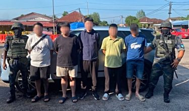 Lima lelaki ditahan PGA di SJR Cabang Empat Salam, Rantau Panjang kira-kira 8.30 pagi semalam/Foto PGA Briged Tenggara