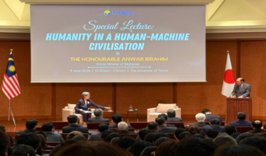 Perdana Menteri Datuk Seri Anwar Ibrahim ketika menyampaikan syarahan khas bertajuk ‘Humanity in a Human-Machine Civilisation’ (Nilai Kemanusiaan Dalam Peradaban Manusia-Mesin) di Universiti Tokyo, di sini hari ini. / RTM