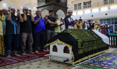 Anggota keluarga serta penduduk setempat menunaikan solat jenazah wartawan hiburan terkenal era 1980-an hingga 1990-an, Allahyarham Kamal Huzaini Kamaludin atau lebih dikenali sebagai Huzz, 58, di Masjid Abdullah Fahim / BERNAMA