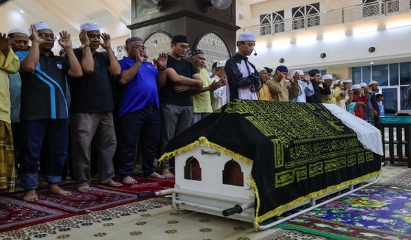 Anggota keluarga serta penduduk setempat menunaikan solat jenazah wartawan hiburan terkenal era 1980-an hingga 1990-an, Allahyarham Kamal Huzaini Kamaludin atau lebih dikenali sebagai Huzz, 58, di Masjid Abdullah Fahim / BERNAMA