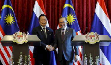 Perdana Menteri Datuk Seri Anwar Ibrahim dan Perdana Menteri Thailand Anutin Charnvirakul bergambar sebelum menyampaikan kenyataan bersama di Bangunan Perdana Putra hari ini.