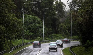 GERIK, 13 Mei -- Tiang lampu yang dipasang di Jalan Raya Timur Barat (JRTB) Gerik-Jeli ketika tinjauan hari ini.

Pengarah Perhilitan Perak, Yusoff Shariff berkata, pemasangan lampu telah dilakukan dengan kerjasama Jabatan Kerja Raya (JKR) untuk membolehkan pengguna jalan raya melihat dengan lebih jelas di kawasan sekeliling dan memandu secara berhati-hati sekiranya terdapat haiwan berkeliaran.

-- fotoBERNAMA (2025) HAK CIPTA TERPELIHARA