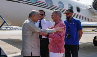 Ketibaan Datuk Seri Dr Ahmad Zahid Hamidi disambut Menteri Luar Singapura, Dr Vivian Balakrishnan.