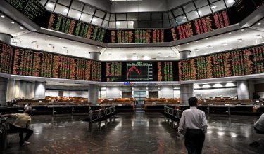 Pelabur dijangka terus optimis dengan potensi FBMKLCI melepasi paras 1,560 mata minggu depan. Foto- BERNAMA