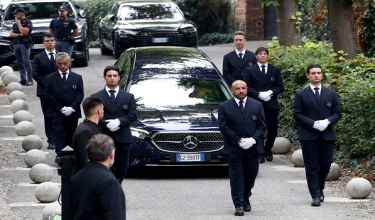Kenderaan membawa keranda pereka fesyen legenda Itali, Giorgio Armani, meninggalkan Gereja San Martino selepas majlis pengebumian tertutup di Rivalta, Itali / REUTERS
