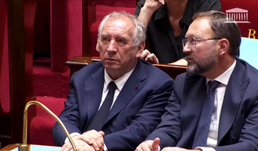 François Bayrou (kiri) terpaksa meletak jawatan selepas Parlimen Perancis pada Isnin menolak usul undi percaya terhadap kerajaan pimpinan beliau / Foto REUTERS