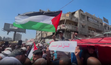 Penduduk melaungkan slogan, mengibarkan bendera Palestin serta mengangkat sepanduk menolak perpindahan paksa.