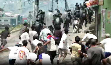 Penunjuk perasaan melempar batu ke arah pasukan keselamatan.