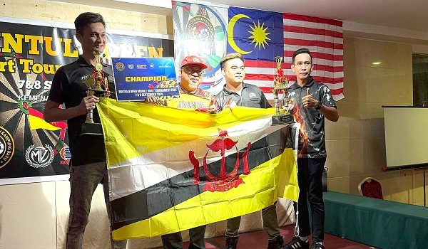 Iskandar Turkee (dua dari kiri) menyampaikan hadiah kepada pemenang / FOTO RTM