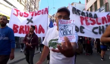 Ratusan nelayan Chile berarak di bandar pelabuhan Valparaiso membantah kehadiran kapal asing yang didakwa menyebabkan penurunan hasil tangkapan tempatan serta kejatuhan harga pasaran/ REUTERS