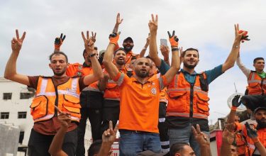Petugas kecemasan Palestin di bandar Gaza meraikan pengumuman perjanjian gencatan senjata/ REUTERS
