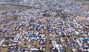 Penduduk Plaestin berlindung di khemah sementara susulan kediaman musnah akibat serangan rejim Zionis/ REUTERS