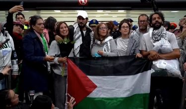 Enam aktivis Mexico selamat tiba di Mexico City pada Rabu disambut dengan laungan solidariti dan kibaran bendera Palestin oleh ahli keluarga serta penyokong/ REUTERS