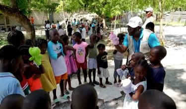 Kakitangan UNICEF melakukan aktiviti bersama kanak-kanak di Haiti/ REUTERS