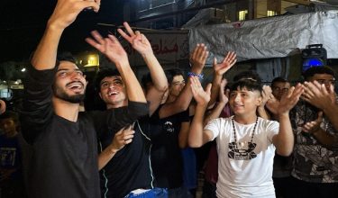 Penduduk Palestin di Khan Yunis bergembira selepas pengumuman perjanjian gencatan senjata terbaharu di Gaza/ AFP
