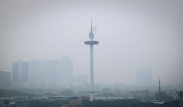 MELAKA, 8 Okt - Menara Taming Sari, antara produk pelancongan ikonik Melaka, kelihatan kabur akibat jerebu yang melanda hari ini.

Menurut data portal APIMS, bacaan IPU setakat 6 petang berada pada tahap tidak sihat di Bandaraya Melaka (175), Alor Gajah (172) dan Bukit Rambai (176).

-fotoBERNAMA (2026) HAK CIPTA TERPELIHARA