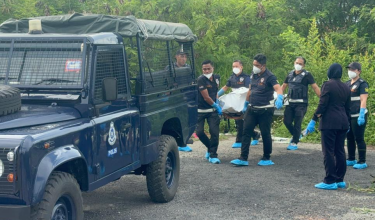 Polis mengusung mayat lelaki tanpa identiti yang ditemui berhampiran pangsapuri Ampang Jajar, di sini
