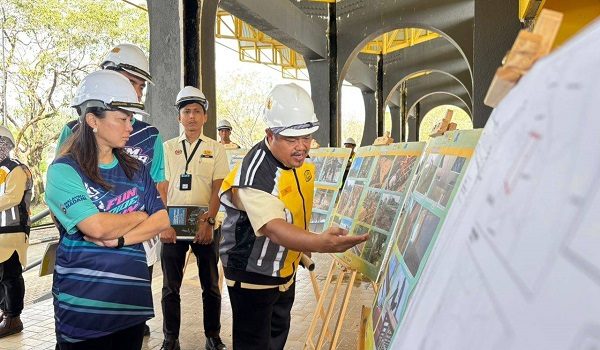 Hannah Yeoh diberi taklimat oleh Pengarah JKR Labuan, Ir. Mohd Faizul Mohd Ali Hanapiah /Foto JKR