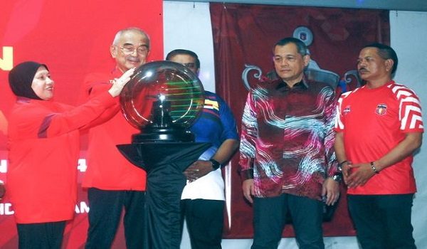 Yang Dipertua Negeri Melaka, Tun Mohd Ali Rustam (dua,kiri) dan isteri Toh Puan Asmah Abd Rahman (kiri) menyempurnakan gimik Majlis Pelancaran Kejohanan Liga Bola Sepak Governor Cup Melaka 2024 dan Liga Bola Jaring Piala Toh Puan 2024 di Ayer Keroh malam tadi. / BERNAMA