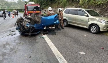 Anggota bomba membantu mengeluarkan mangsa yang tersepit di dalam kereta yang terbalik di Lebuhraya Kuala Lumpur- Karak (KLK) dekat Genting Sempah, Bentong  / Foto JBPM PAHANG