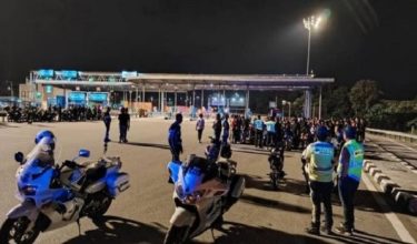 Antara penunggang motosikal yang ditahan dalam Op Khas Bersepadu di Lebuhraya KESAS awal pagi tadi / Foto RTM