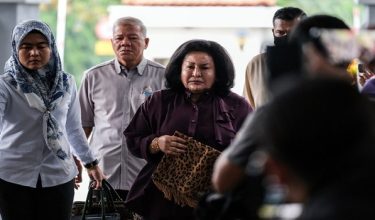 Isteri bekas Perdana Menteri Datin Seri Rosmah Mansor (tiga, kiri) hadir ke Kompleks Mahkamah Kuala Lumpur hari ini bagi mengikuti sambungan prosiding sebutan kes suaminya Datuk Seri Najib Tun Razak bagi perbicaraan berhubung kes 1Malaysia Development Berhad (1MDB) / BERNAMA