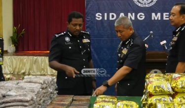 Ketua Polis Selangor, Datuk Hussein Omar Khan (paling kanan) menunjukkan dadah yang dirampas selepas sidang media