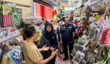Pengarah KPDN Pahang, Jezlily Jamaluddin meninjau keadaan semasa pasar sempena  program Pasar PATUH/Foto KPDN Pahang