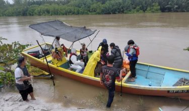 Pelajar tingkatan 6 di bawa menaiki perahu untuk memastikan tiada siapa yang terkandas menduduki peperiksaan walau keadaan banjir