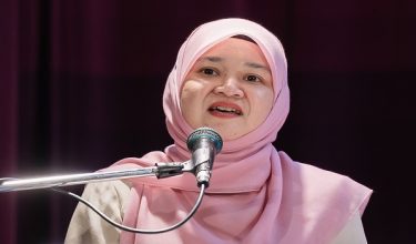Menteri Pendidikan, Fadhlina Sidek berucap pada Majlis Penyerahan Peralatan ICT (Smart Board) kepada Sekolah-Sekolah Jenis Kebangsaan Tamil (SJKT) di SJKT Vivekananda Brickfields hari ini/ BERNAMA