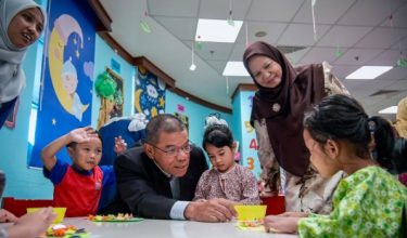 Menteri Dalam Negeri, Datuk Seri Saifuddin Nasution Ismail, mengadakan program Ziarah Kasih Madani ke Taska Warisan De’ Qaseh di JPN / Foto Facebook Saifuddin Nasution Ismail