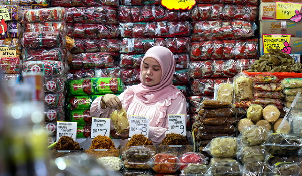 Peniaga membungkus keropok kering untuk dijual kepada pelanggan