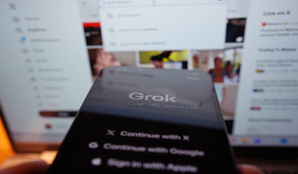 Aplikasi Grok dipaparkan pada telefon dengan latar belakang platform X di London, susulan kebimbangan terhadap penghasilan imej seksual berasaskan AI/Foto REUTERS
