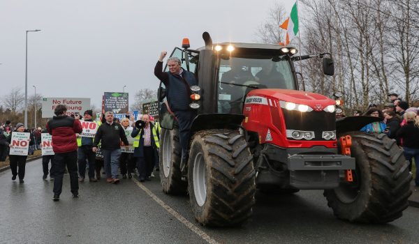 Petani Ireland berprotes menentang perjanjian perdagangan EU–Mercosur di Athlone, 10 Januari 2026/Foto AFP
