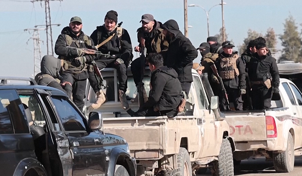 Pasukan keselamatan Syria yang bersenjata sedang duduk di atas kereta / REUTERS