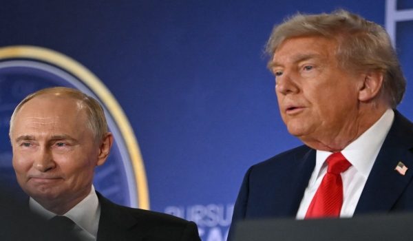Presiden Amerika Syarikat, Donald Trump (kanan) dan Presiden Rusia, Vladimir Putin semasa sidang media bersama sempena Sidang Kemuncak AS–Rusia mengenai Ukraine di Alaska, 15 Ogos 2025/Foto AFP